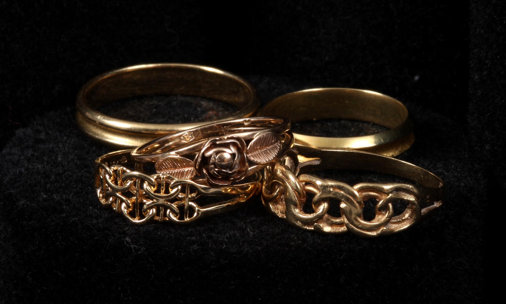 RINGAR, 5 st, 14K samt 18K guld. 16 gram.