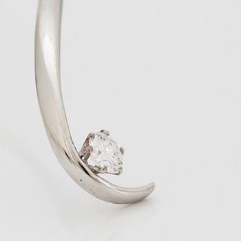 HALSRING med en briljantslipad diamant.