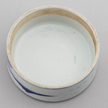 A large blue and white jar, Qing dynasty, 19th Century.