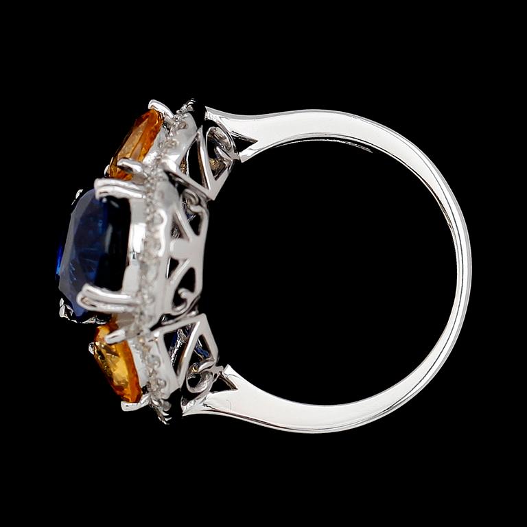 RING, 18 k vitguld, blå kyanit ca 4.78 ct, gula safirer tot ca 1.12 ct, och briljanter tot ca 0.35 ct.