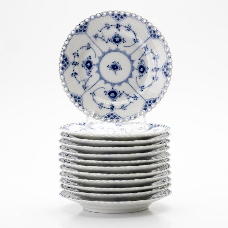 Royal Copenhagen, assietter, 12 st, porslin, "Musselmalet helblonde", Danmark.