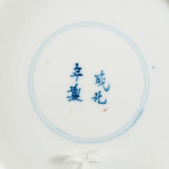 A pair of blue and white chargers, Qing dynasty, Kangxi (1662-1722), with Chenghua four character mark.