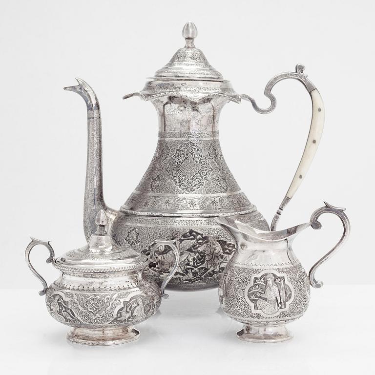 Kaffekanna, sockerskål och gräddkanna, silver, Persien (Iran). Kaffekannan Isfahan Vartan, sen Pahlavidynasti. .