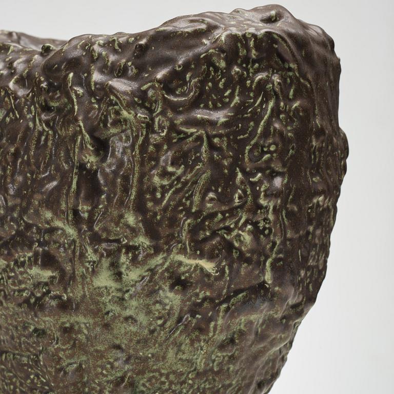 Mårten Medbo, vas, signerad och daterad 2001.