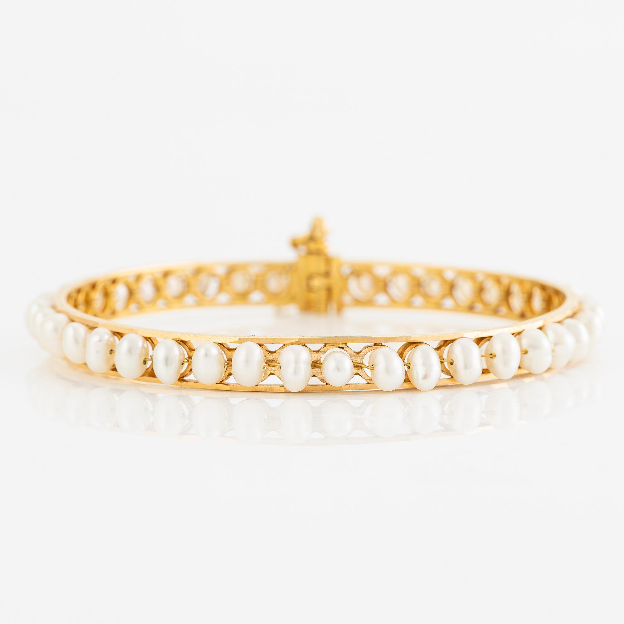 Arm ring, 18K gold with pearls.