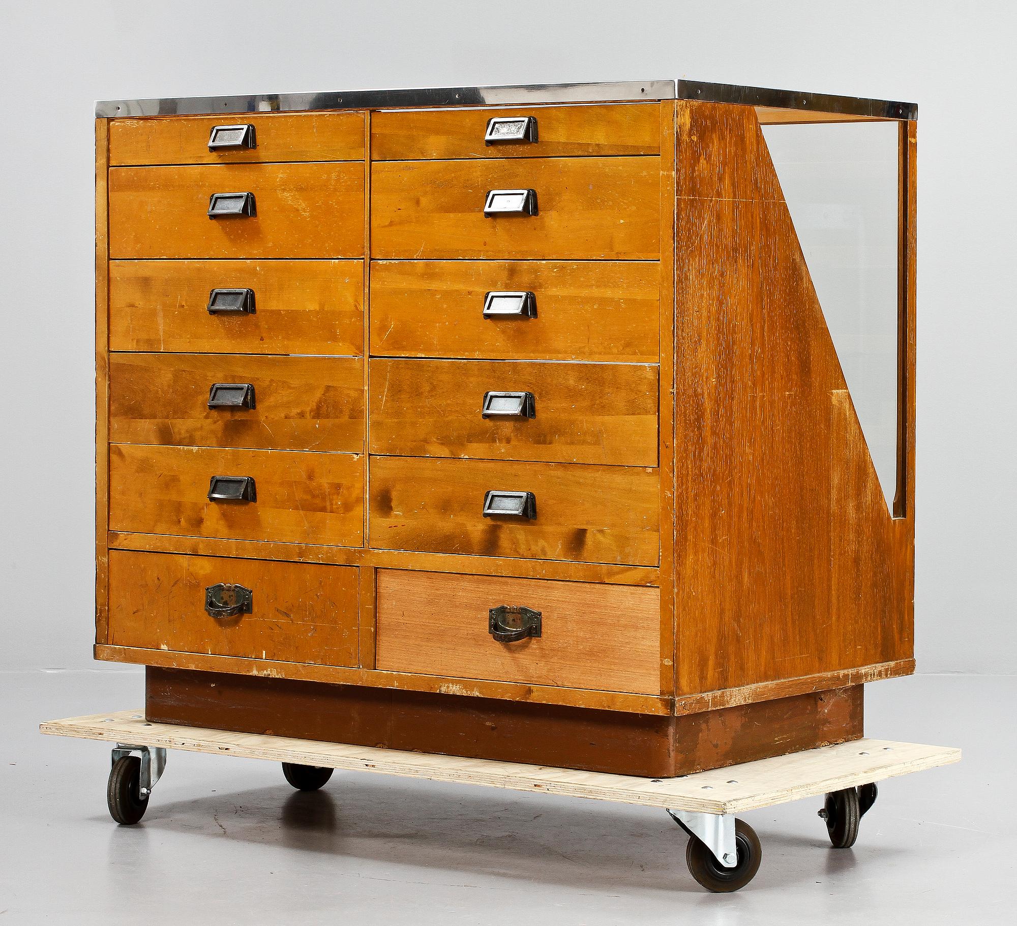 MONTERSKÅP, Näbu, 1900-tal.