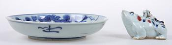 SKÅLFAT, porslin, Kina, 1700-tal, samt VATTENDROPPARE, porslin, möjligen 1700-tal.