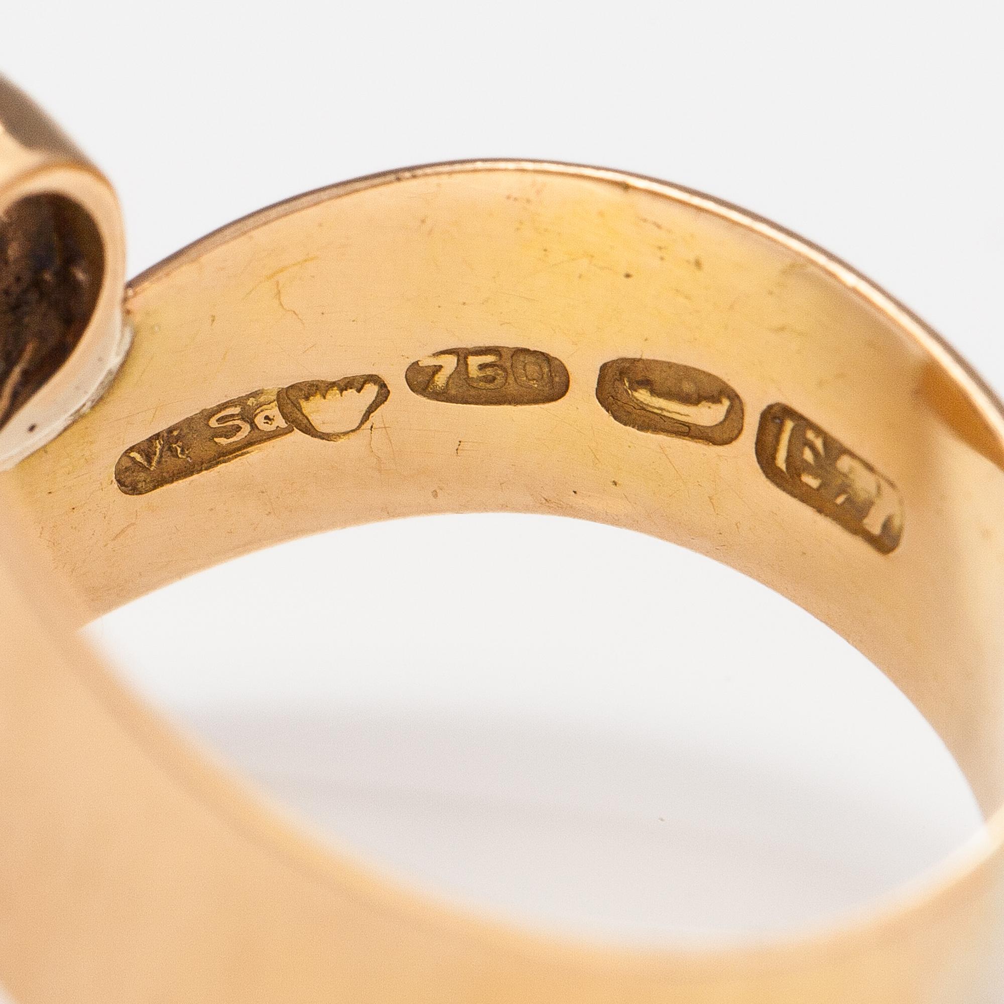 An 18K gold ring with a sapphire and a ruby. Helsinki 1958.