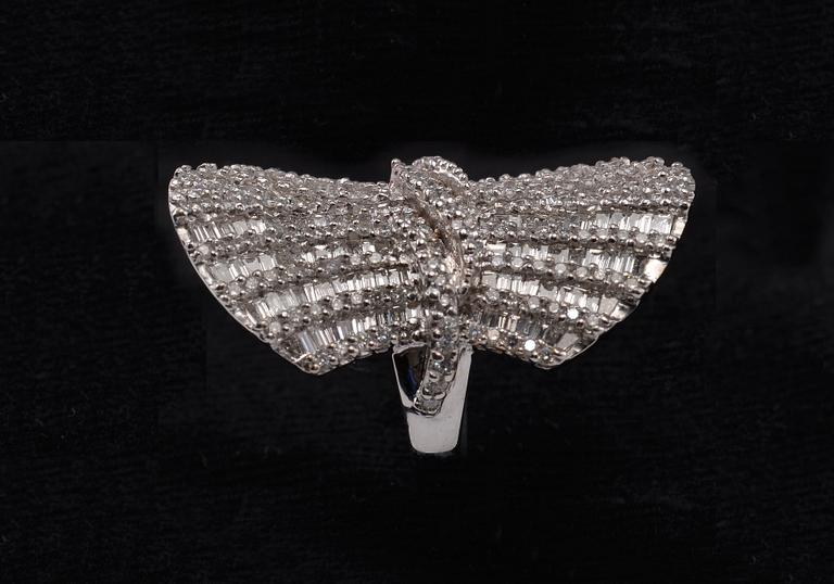 A RING, brilliant- and baguette cut diamonds c. 3.58 ct. Weight 11.9 g.