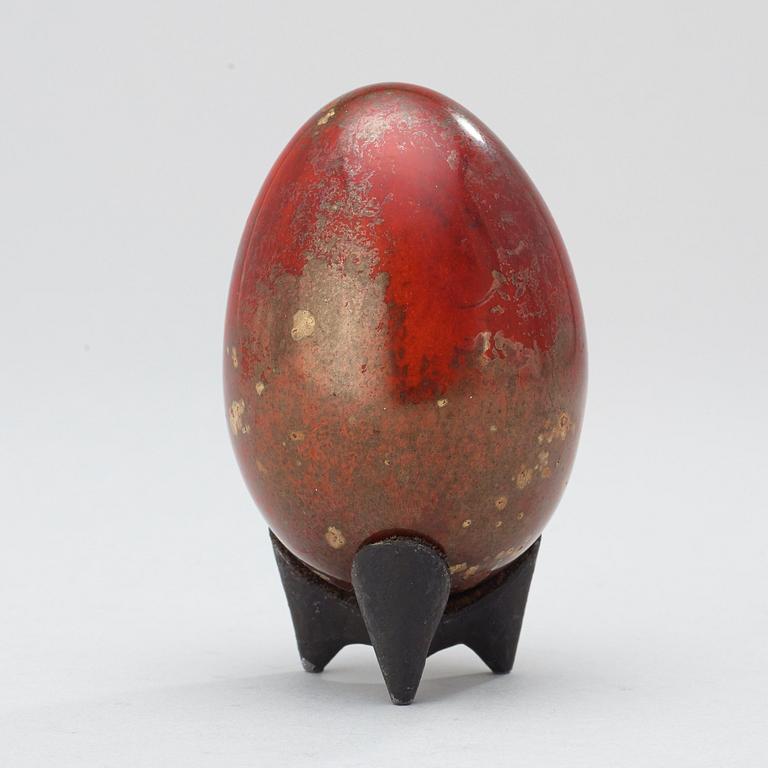 A Hans Hedberg faience box and two eggs, Biot, France.