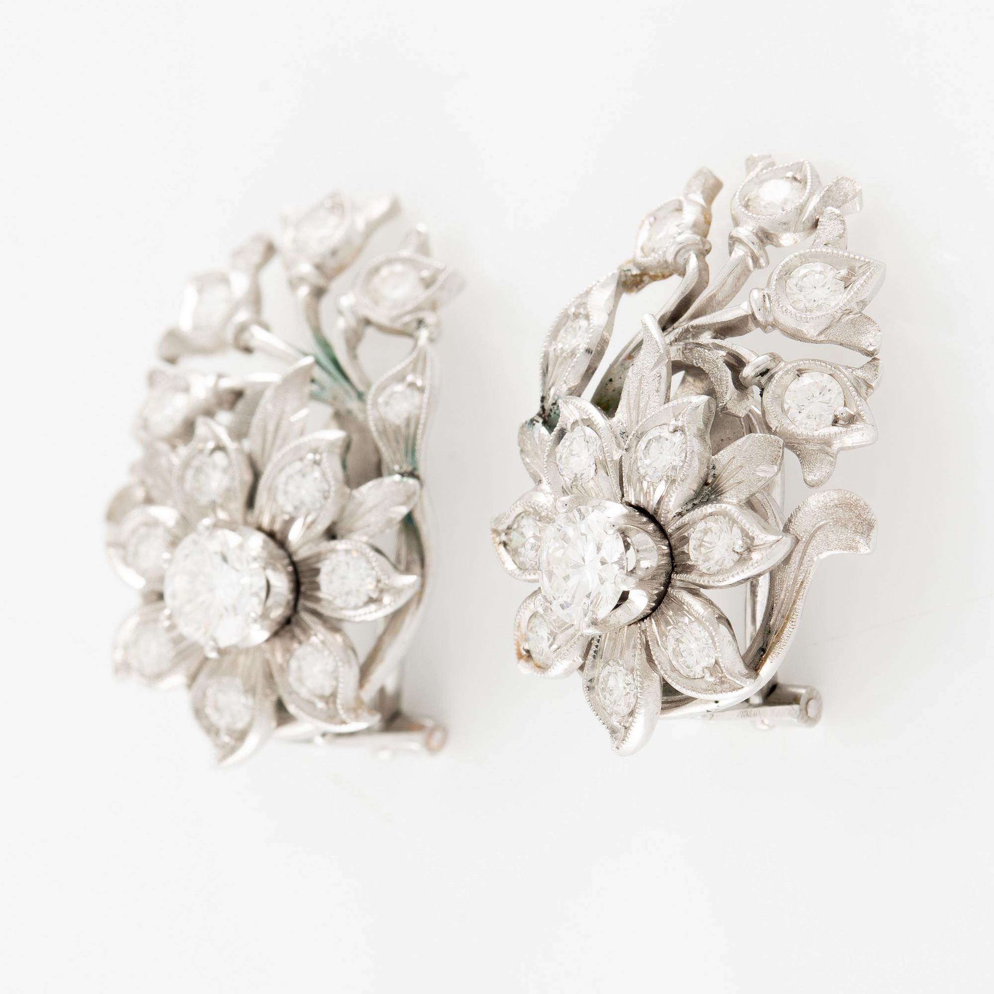 A pair of earrings in 18K gold set with round brilliant-cut diamonds.