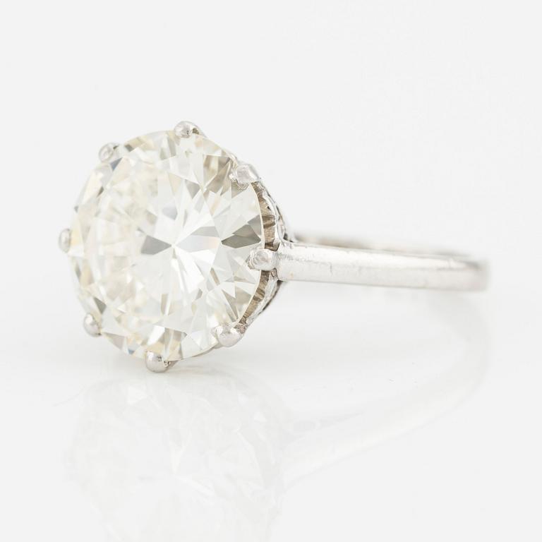 A platinum ring with a round brilliant-cut diamond.