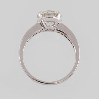 RING, 18K vitguld med briljantslipad diamant ca 2.05 ct samt små briljantslipade diamanter ca 0.14 ct. Vikt 3,4 gram.