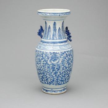 VAS samt SKÅL, porslin, Kina, 1900-tal respektive modern tillverkning.