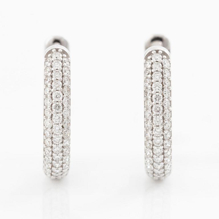 Hoop earrings 18K white gold with brilliant-cut diamonds.