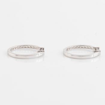 Brilliant cut diamond hopp earrings.