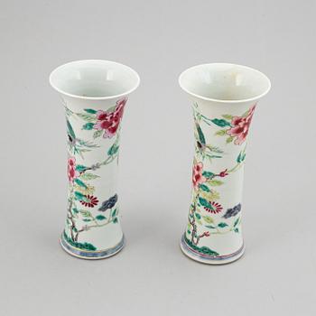 A pair of famille rose vases, Qing dynasty, 19th Century.