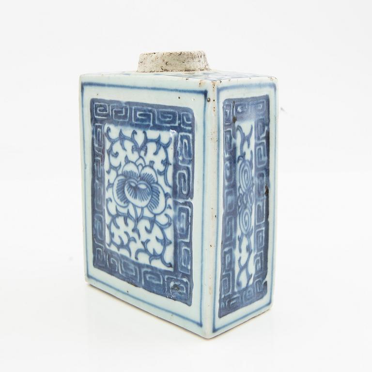 Table lamp (vase) and tea caddy. Late Qing dynasty, late 19th century porcelain.