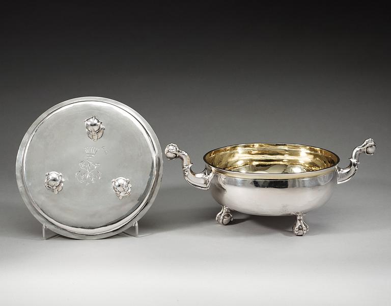 A Swedish 17th century parcel-gilt bowl and cover, Friedrich Richter (Stockholm 1668-1700-). Before 1689.