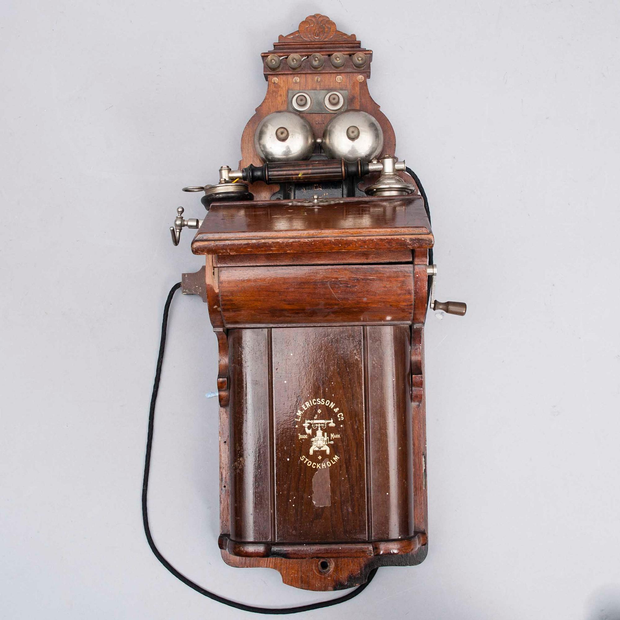 VÄGGTELEFON, märkt L.M. Ericsson Stockholm, tidigt 1900-tal.