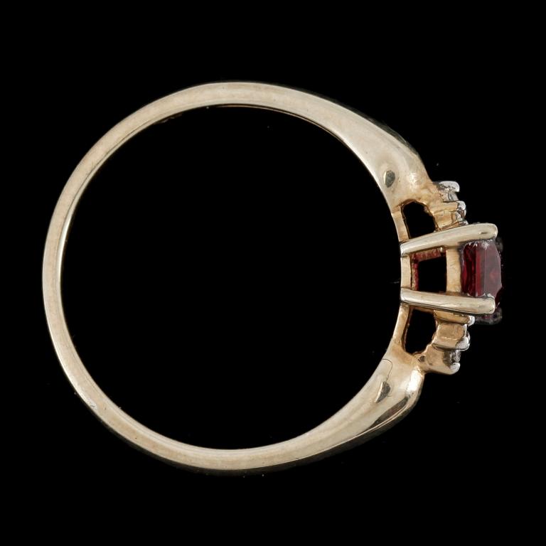 RING, 18k guld rubin och 2 små briljantslipade diamanter. Vikt ca 1,6 gram.