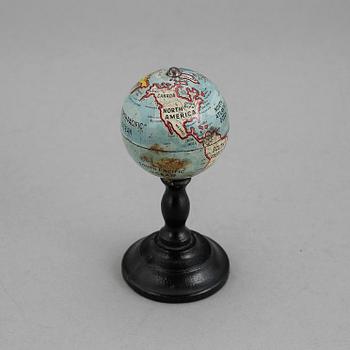 JORDGLOB I MINIATYR, 1900-talets början.