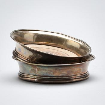 COASTERS, ett par, silver, London, England. Total vikt ca 469 g.