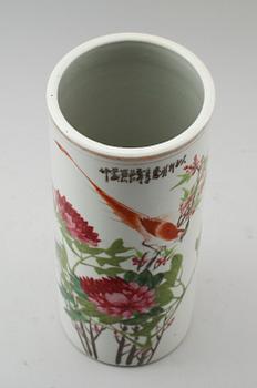 PENSELVAS, porslin, Kina, 1800-tal.
