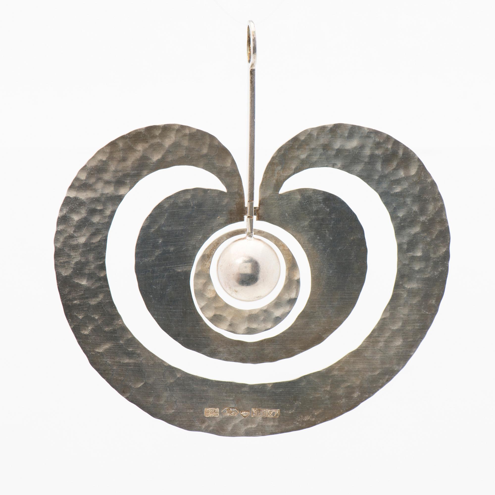 TAPIO WIRKKALA, hänge "Äpple", silver. Kultakeskus, Helsingfors 1975.