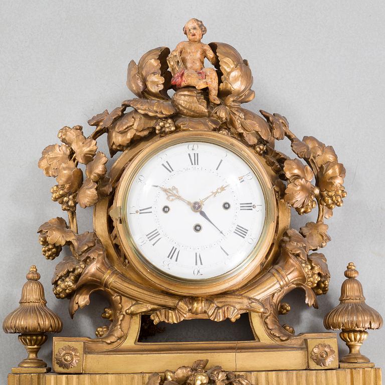 A mantlepiece clock with console from the second half of the 19th century.