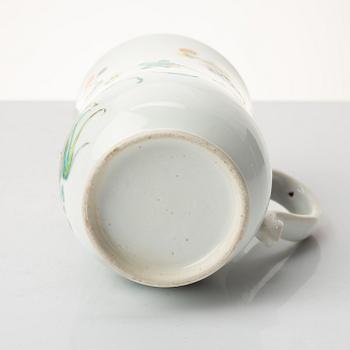 Mugg samt två fat, porslin, Kina, 1700-tal.