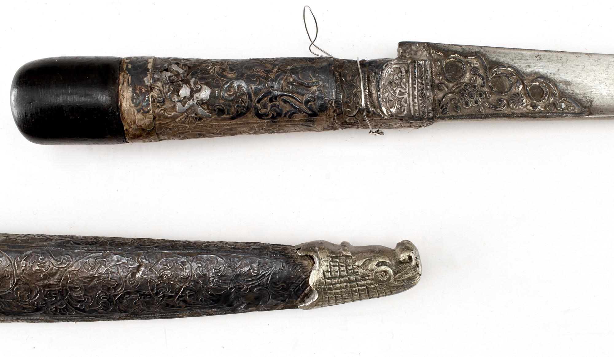 TULWAR samt DOLKAR, 2 st, orientaliska, 1800/1900-tal.