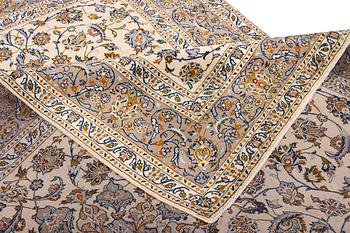 A Keshan carpet, c. 340 x 218 cm.