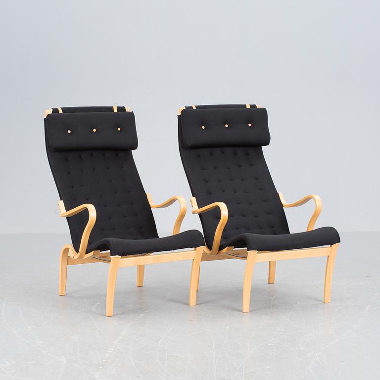 KARMSTOLAR, ett par, "Miranda" Bruno Mathsson för Mathsson International, Värnamo.