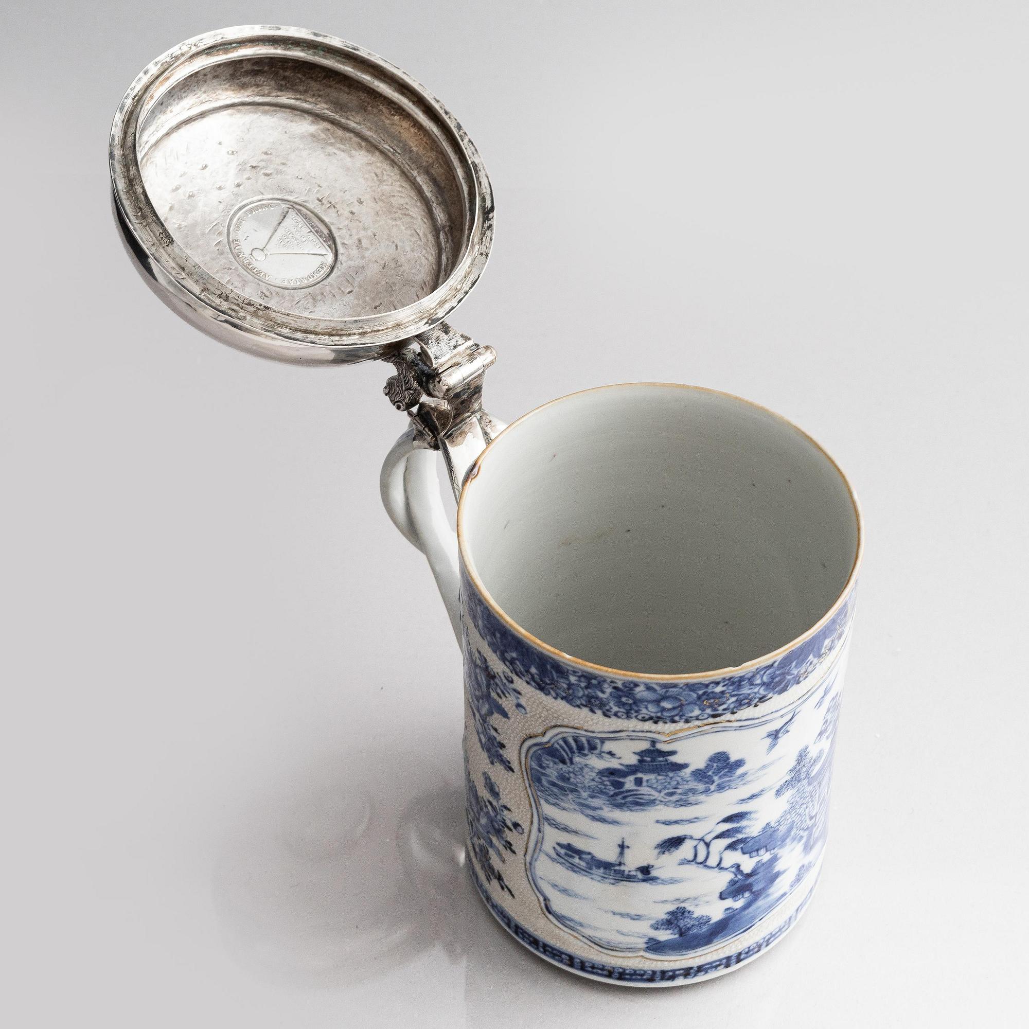 Dryckeskanna, silvermontering på kompaniporslin, otydlig mästarstämpel, Danmark 1700-tal.