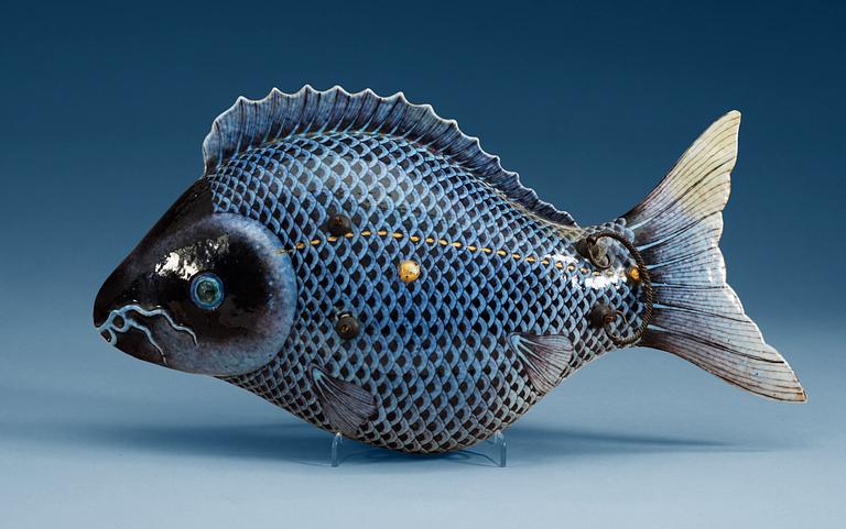 A naturalistic moulded tureen cover, Qing dynasty, ca 1800.