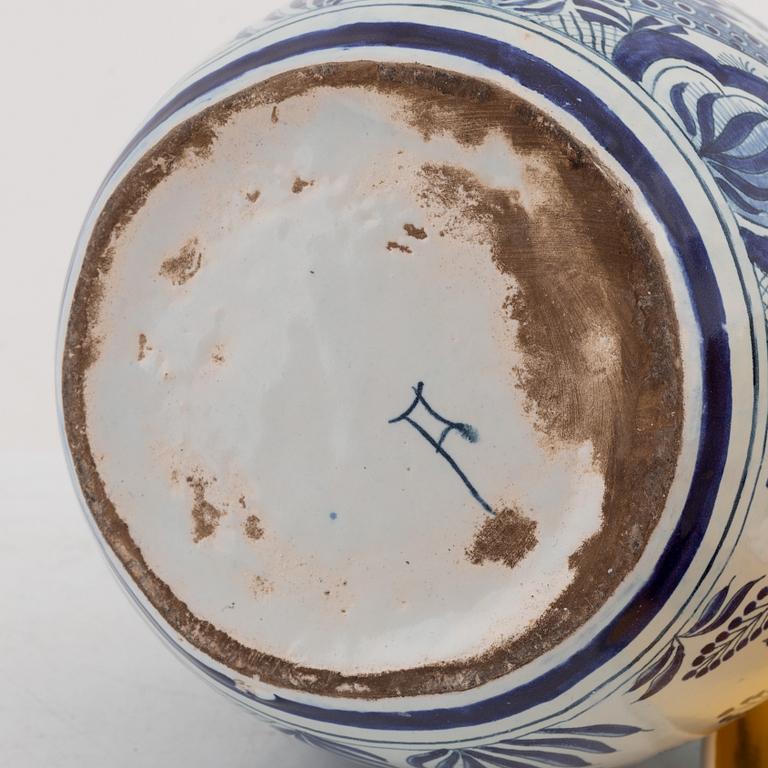 Bordslampor, 3 st, porslin samt fajans, Kina samt Europa, tidigt 1900-tal.