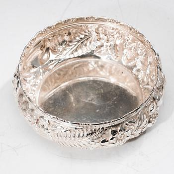 FLASKUNDERLAG, 925 silver. USA tidigt 1900-tal. Vikt 136 g.