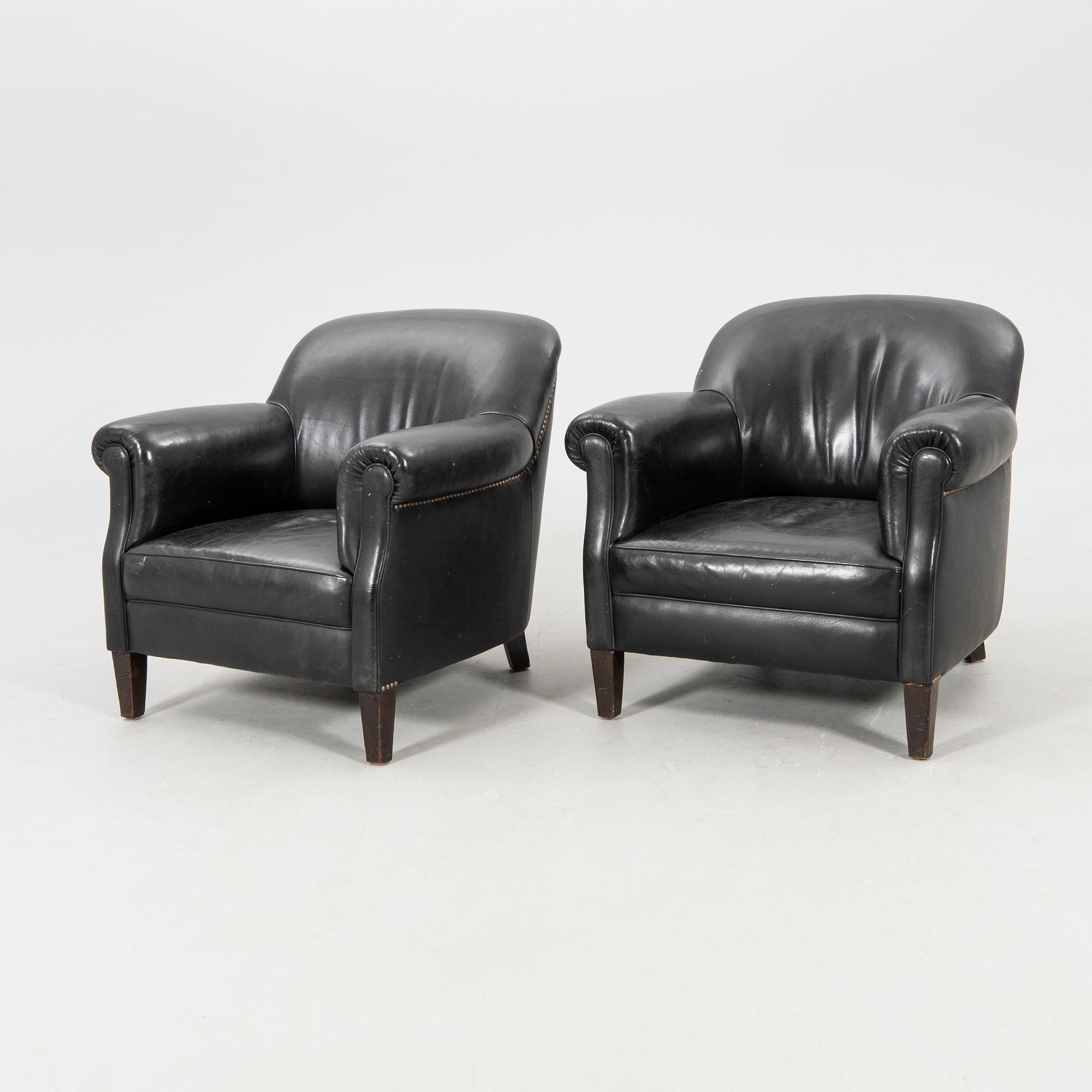 Club armchairs, 1 pair, circa 1900.