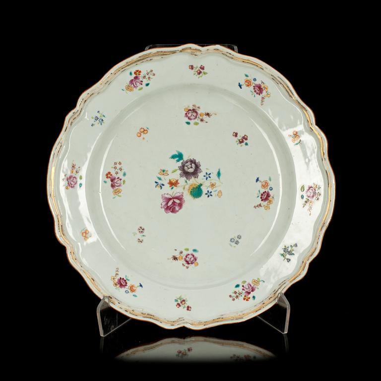 A famille rose dish. Qing dynasty, Qianlong (1736-1795).