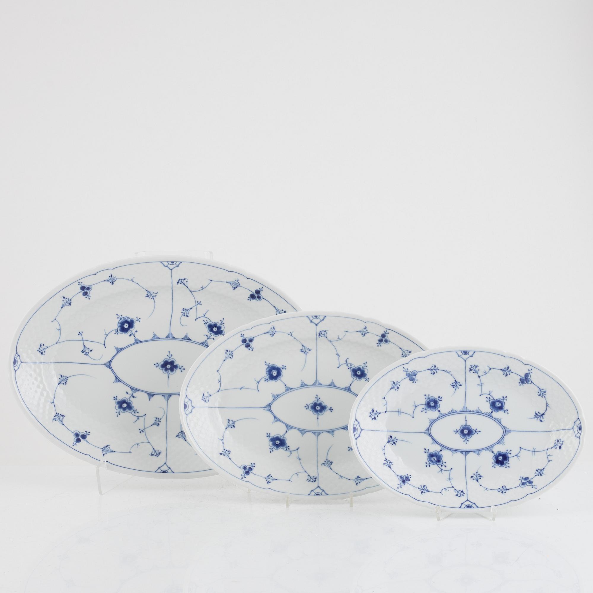 Matservis, 58 delar, porslin, "Musselmalet", Bing & Grøndahl, Danmark.