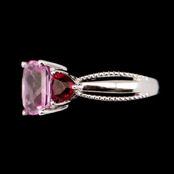 RING, 10 k vitguld, rosa turmaliner.