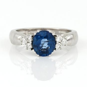 RING, 18K vitguld med ovalslipad safir ca 1,95 ct och briljantslipade diamanter, tot ca 0,22 ct. Vikt ca 5,20 g.