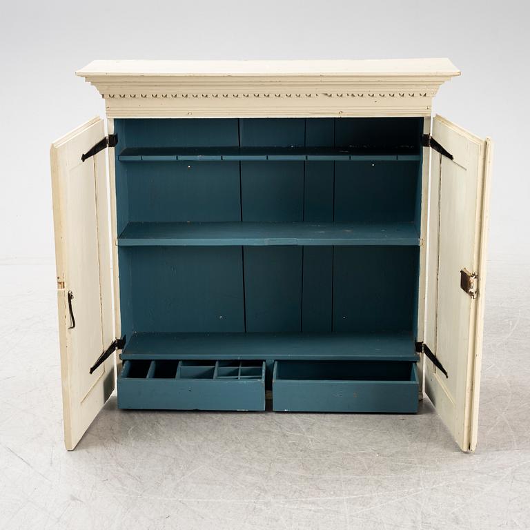 Överskåp, sengustavianskt, omkring 1800.