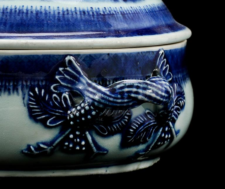 LOCKKAROTT, porslin, Kina, sekelskiftet 1700/1800-tal.