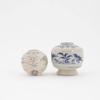 A set of two Vietnamese blue and white vases, 15th/16th century, "Hoi An".