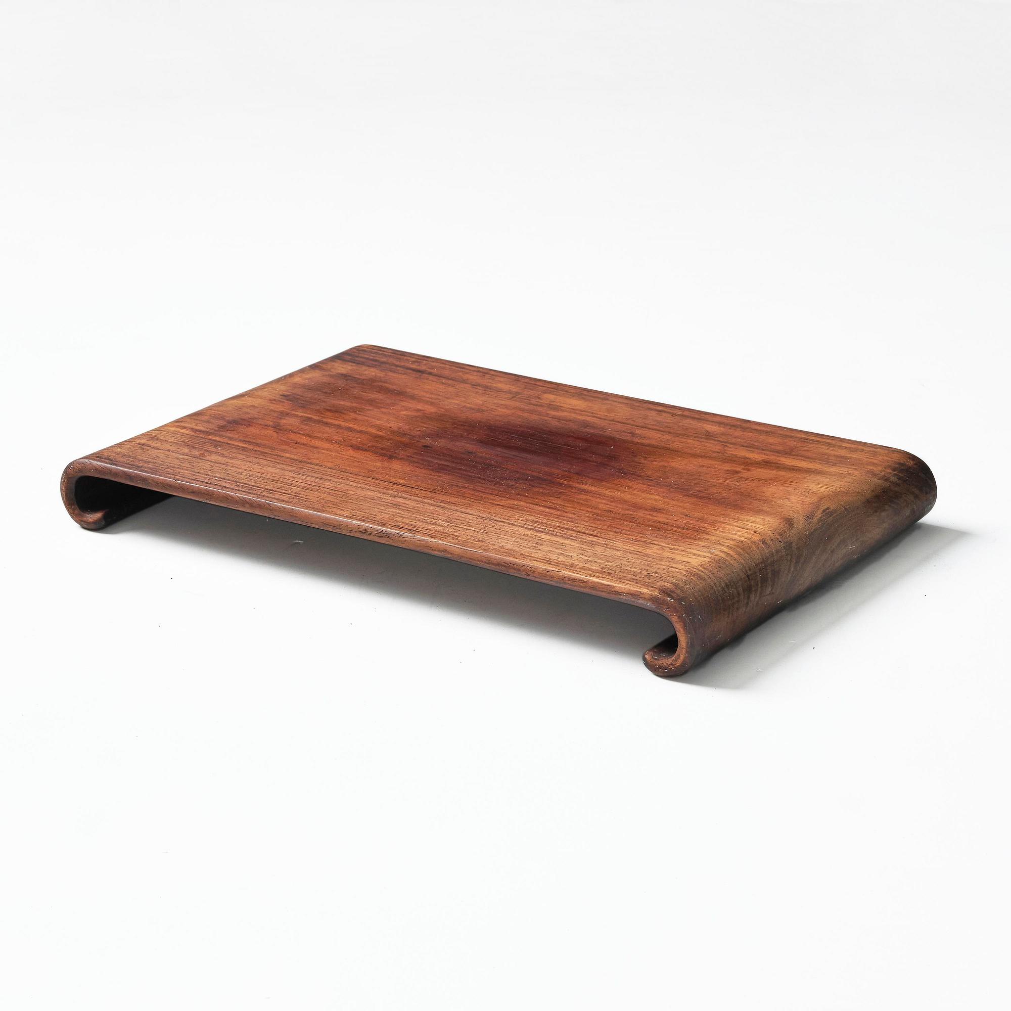 Ställ samt bricka, hardwood. Qingdynastin, 1800-tal.