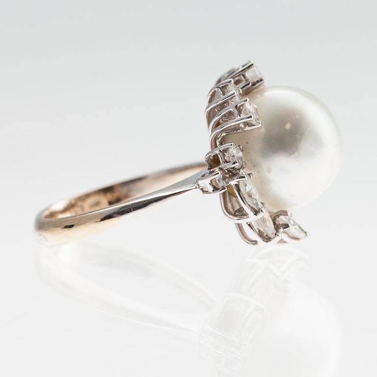 A RING, 18K white gold. Brilliant- and navette cut diamonds c. 1.05 ct H/vs. Baroque south sea pearl 12 mm.