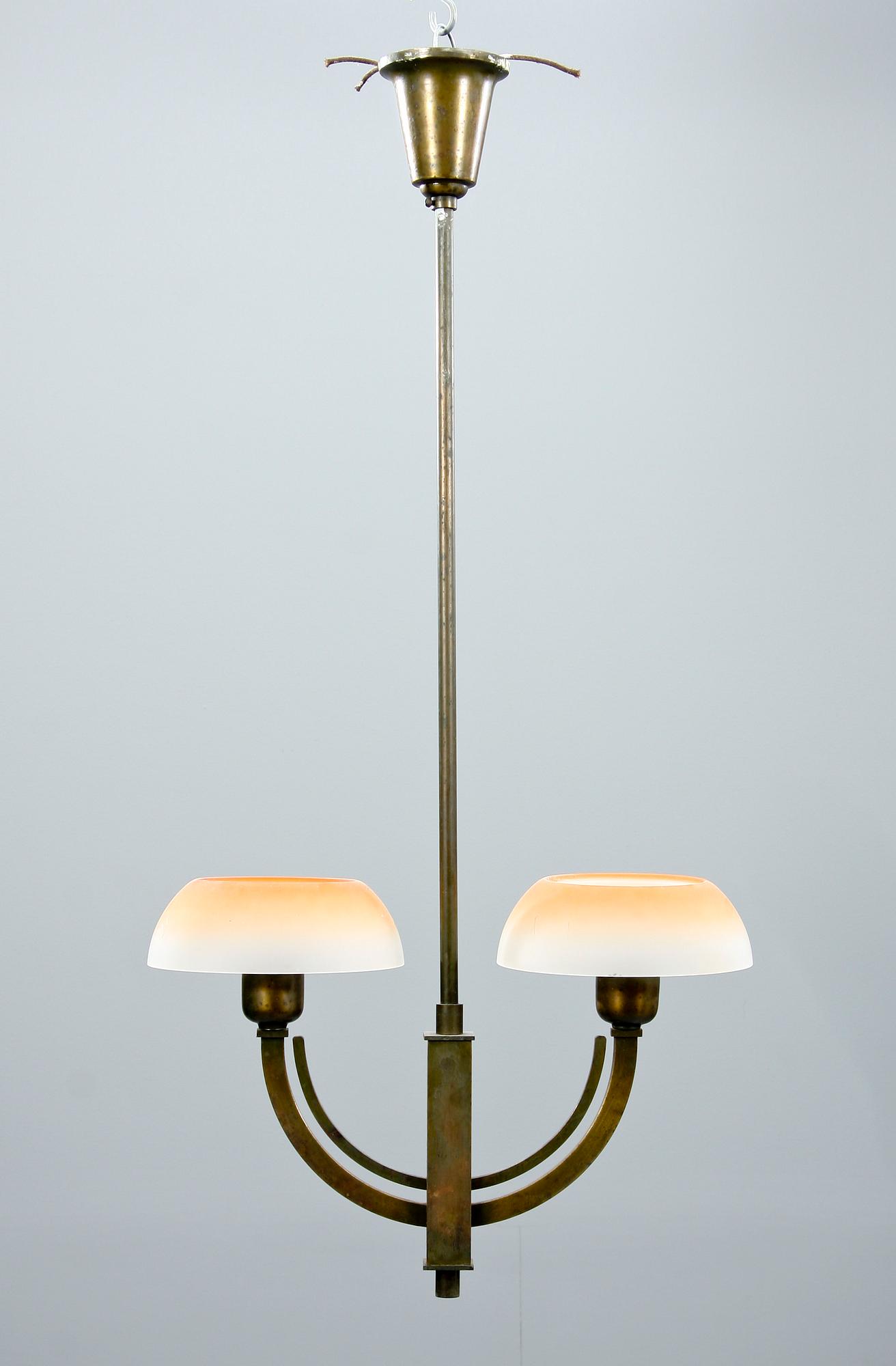 TAKLAMPA, brons, 1900-talets första årtionden. H 90.