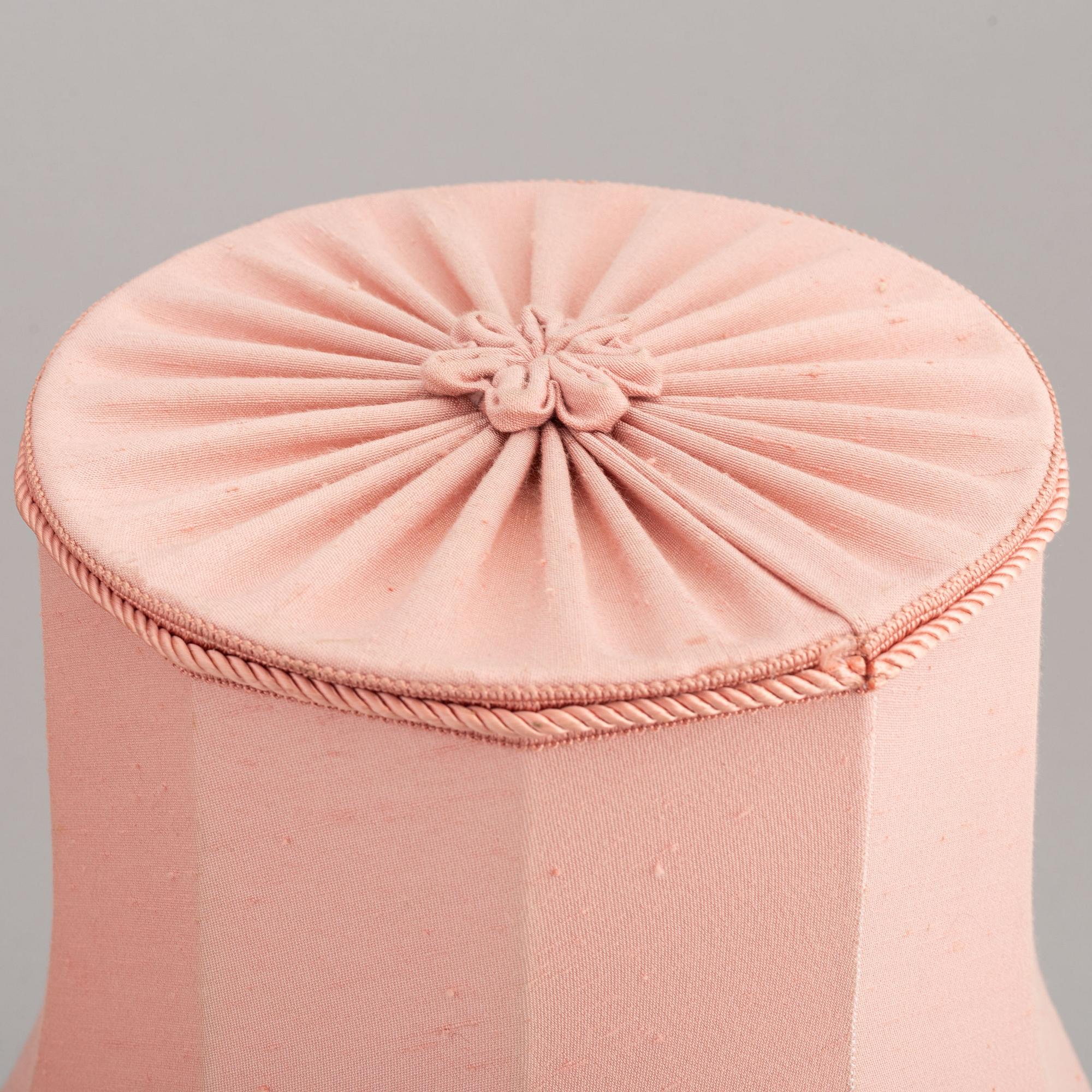 Firma Svenskt Tenn, bordslampor, ett par, modell 2583.